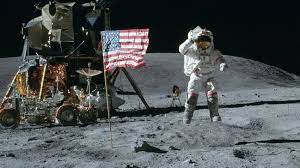 MozartCultures TR on Twitter: "51 sene önce (20 Temmuz 1969), tarihte bu  gün ilk kez insanlı bir uzay aracı, Ay'a ulaştı. Apollo 11 Ay yüzeyine indi  ve astronot Neil Armstrong Ay'a ayak