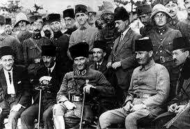 Mustafa Kemal Paşa ve Cevat Abbas Gürer Karaçam'da, Kocaeli Grup  Kumandanlığı Karargahında, Geyve Boğazı. (17.06.1922) | İşte Atatürk |  Atatürk Hakkında Bilmek İstediğiniz Herşey
